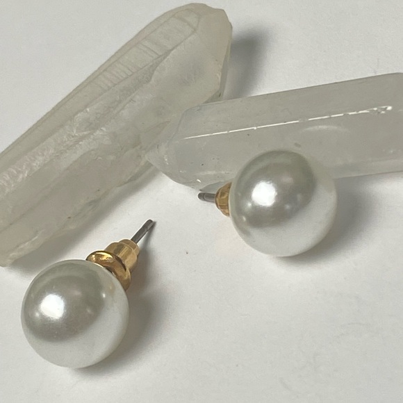 🎈Sale 🎈2 for $10 NWOT never worn faux pearl round ball post earrings church - Picture 2 of 5